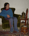 сирийка со старинной ступой-кофемолкой