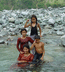 дети в реке, спасаясь от жары